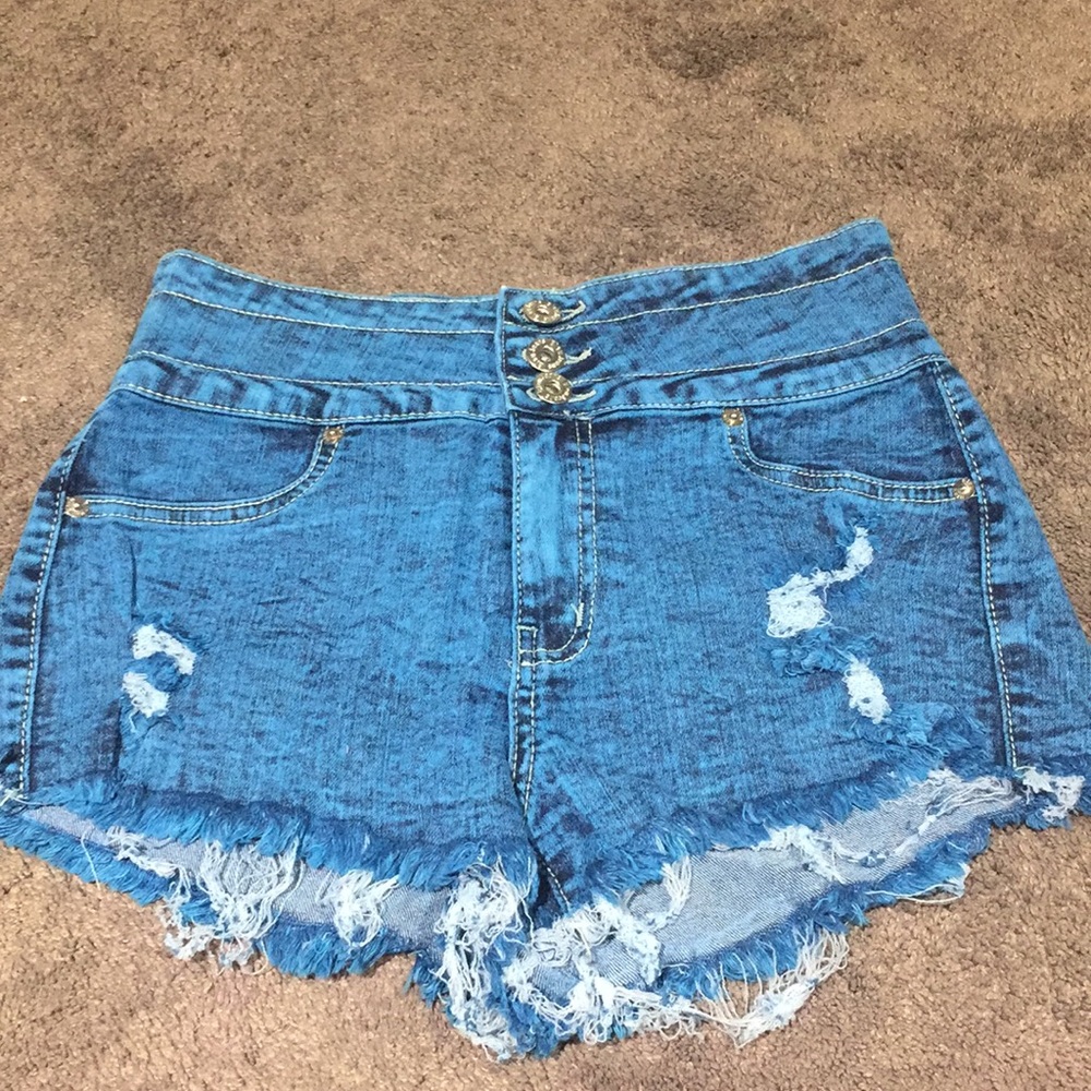 Highwaisted blue jean shorts